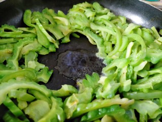 6、下饭苦瓜,锅中间掏空倒油