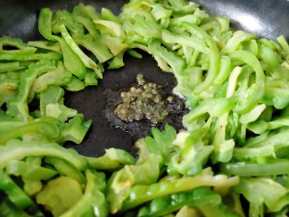 7、下饭苦瓜,热油炸麻椒