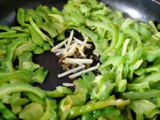 8、下饭苦瓜,放入生姜丝
