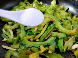 10、下饭苦瓜,待调料炒香混合苦瓜翻炒，加盐2勺