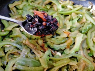 12、下饭苦瓜,老干妈一勺混合翻炒即可出锅