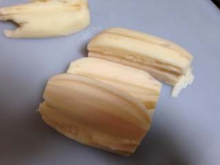 1、糖醋藕丁,莲藕去皮先切成厚片，藕要选9孔藕，口感比较脆