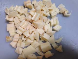 2、糖醋藕丁,再切成比拇指盖大一点的丁
