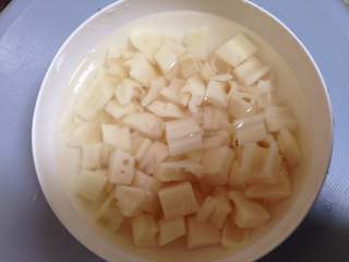 3、糖醋藕丁,藕丁用水投洗2遍后用清水加入一勺白醋浸泡10分钟，这是脆嫩的关键