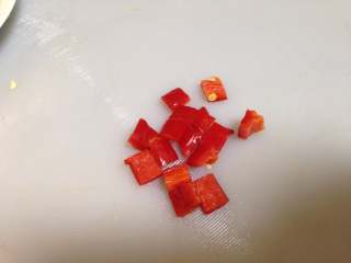 4、糖醋藕丁,红椒切小丁，小于藕丁