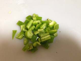 5、糖醋藕丁,青椒切小丁，小于藕丁