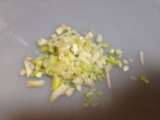 6、糖醋藕丁,葱切成沫