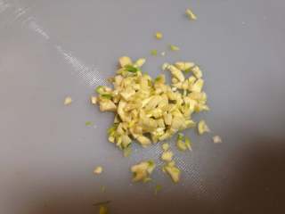 7、糖醋藕丁,蒜拍扁后切碎