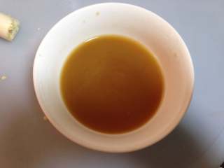 8、糖醋藕丁,1勺生抽、2勺糖、1勺醋、5勺清水、少许淀粉加入碗中