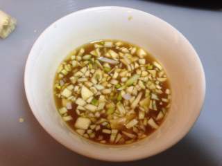 9、糖醋藕丁,加入蒜碎混合搅拌均匀