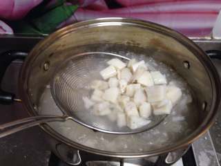 10、糖醋藕丁,藕丁下入热水中焯至断生，捞出立刻入冷水过凉备用