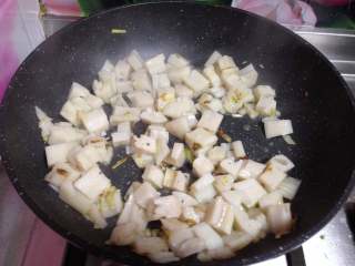 11、糖醋藕丁,热锅凉油小火下入葱碎炒出香味，倒入藕丁炒匀