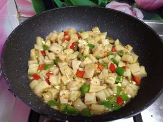 12、糖醋藕丁,随后倒入糖醋汁炒至汤汁收浓后撒青、红椒翻炒均匀即可