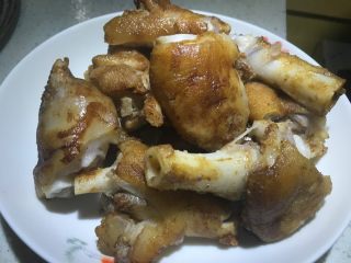 1、#年夜饭#红烧猪蹄,猪蹄切大块后，冷水入锅，先过一遍水，过水后，入油锅煎一小会儿，最后入高压锅，压一会儿。要不然后续红烧会很难烧熟。