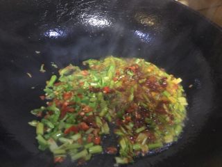 2、#年夜饭#红烧猪蹄,芹菜切小段，姜蒜切末，青辣椒红辣椒切末，准备好所有辅料后，锅烧红后，放入油，油七分熟就可以放入所有的辅料进行翻炒，加入味精，适量盐，出香味后加入凉水。