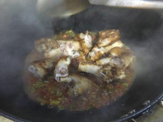 3、#年夜饭#红烧猪蹄,加水后，直接放入猪蹄，翻炒一小会儿。