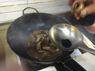 4、#年夜饭#红烧猪蹄,加入老抽。