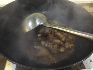 5、#年夜饭#红烧猪蹄,加酱油后，一定不要立马去翻炒，保持不动，这样猪蹄才能上色成功。