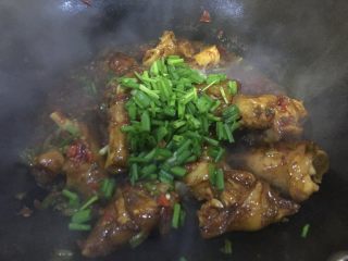 6、#年夜饭#红烧猪蹄,猪蹄上色后，进行翻炒。出锅前加入葱段。