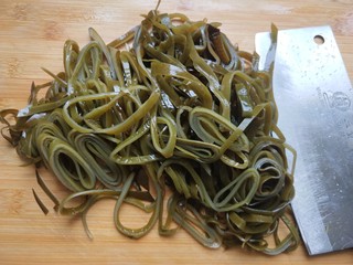 2、凉拌海带丝（内附凉拌汁制作方法）,泡发好的海带切丝。