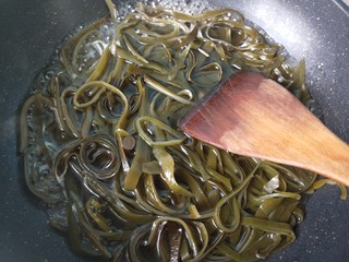 3、凉拌海带丝（内附凉拌汁制作方法）,锅内放清水，水开后放入海带，焯水两分钟捞出。