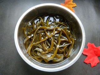 4、凉拌海带丝（内附凉拌汁制作方法）,放入凉开水中浸泡。