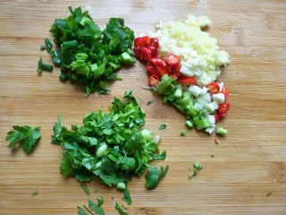 5、凉拌海带丝（内附凉拌汁制作方法）,生姜大蒜切丁，小米椒切圈，香葱切碎，香菜切碎。