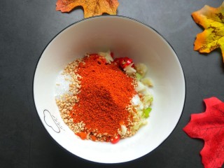 9、凉拌海带丝（内附凉拌汁制作方法）,一勺辣椒粉。