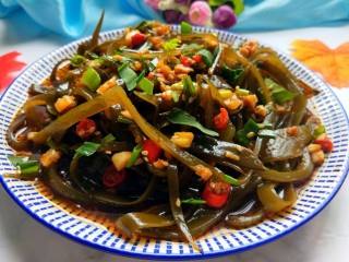 16、凉拌海带丝（内附凉拌汁制作方法）,将做好的凉拌汁浇在海带上，拌匀即可食用。