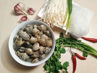 1、花蛤粉丝,准备所需食材。