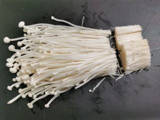3、花蛤粉丝,金针菇洗净切去根部。