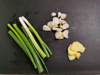 4、花蛤粉丝,小葱切成葱段，生姜切片，大蒜切成蒜片。