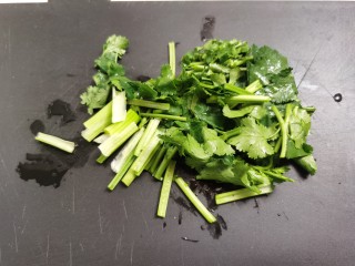 6、花蛤粉丝,香菜洗净切成段。
