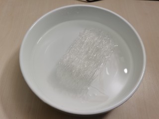 7、花蛤粉丝,粉丝用温水泡软。