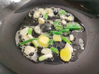 8、花蛤粉丝,炒锅烧热放油，加入葱、姜、蒜爆香。