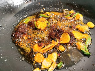 9、花蛤粉丝,加入火锅底料，翻炒片刻。火锅底料有好多种，挑自己喜欢的口味就可以了。