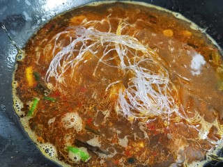 10、花蛤粉丝,加入适量的热水，放入泡好的粉丝。