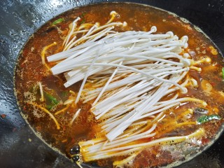 11、花蛤粉丝,加入金针菇煮开。