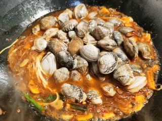 12、花蛤粉丝,放入花蛤。