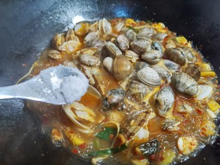 13、花蛤粉丝,根据咸淡情况加入少许食盐。