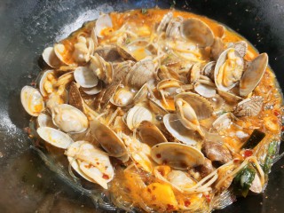 14、花蛤粉丝,大火煮到花蛤开口即可。