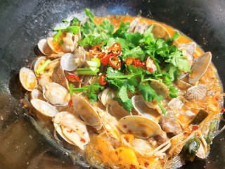 15、花蛤粉丝,最后加入香菜段和小米辣。