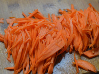 7、蒜蓉胡萝卜土豆丝，很好吃的素菜,胡萝卜切丝。