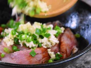 2、外酥里嫩一口一个，不去四川也能有美味的酥肉吃,撒盐、黑胡椒、加入生抽、料酒，再撒些葱姜蒜末、花椒。