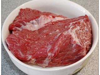 2、牛肉干笋臊子,洗净牛肉。