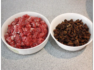 3、牛肉干笋臊子,牛肉和笋子切成小粒。