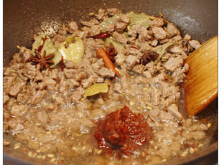 6、牛肉干笋臊子,牛肉水汽炒干后，放入豆瓣酱。