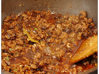 7、牛肉干笋臊子,继续翻炒 ，倒入干笋，再放生抽、老抽、料酒，最后放入胡椒粉和五香粉。