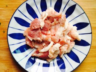 2、干煸有机花菜,肥瘦相间的猪肉清洗干净切片