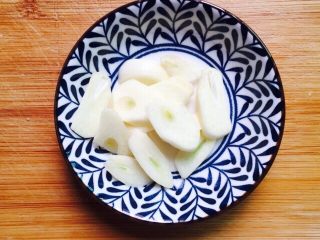 4、干煸有机花菜,蒜去皮切片备用